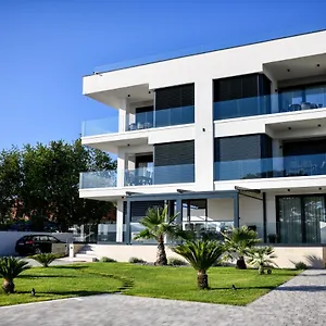 https://crowonder-apartments-rooms-oaza-with-heated-swimming.hotelinzadar.com
