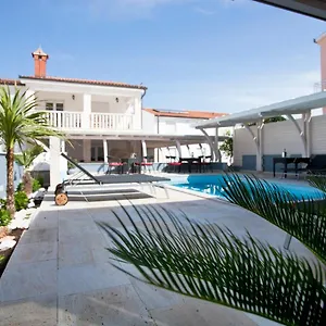 https://villa-kruna-grada.hotels-in-trogir.com