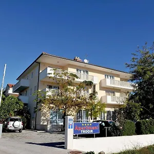 https://apartmani-trogir.hotels-in-trogir.com